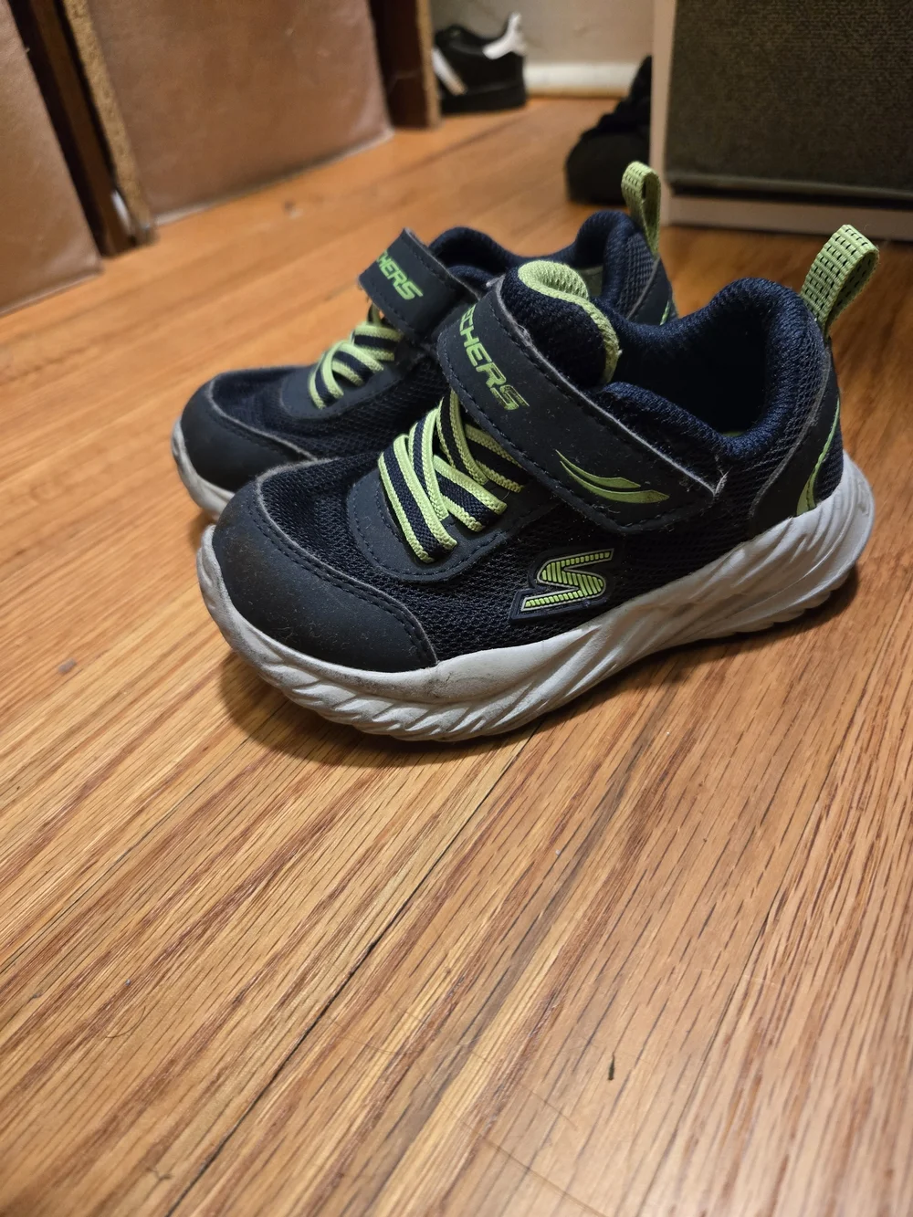 Skechers Kids 7c Navy and Lime Green Athletic Sneakers
